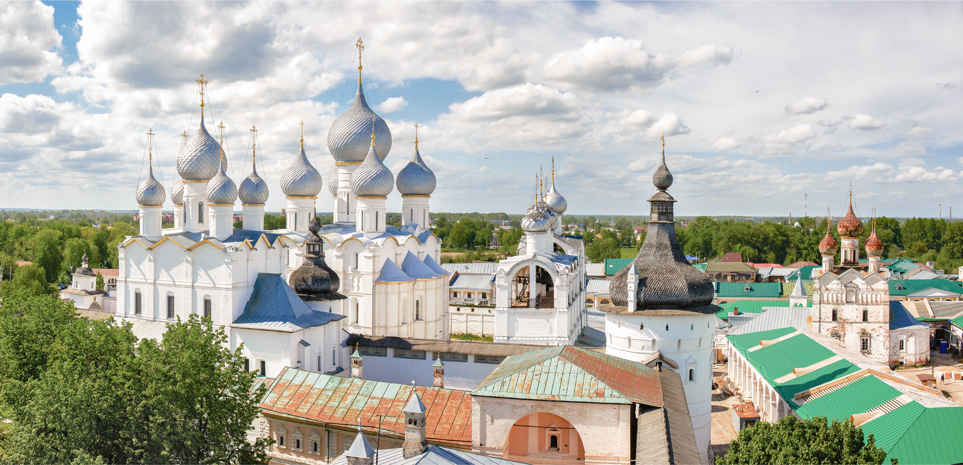 Вид на Ростовский кремль с Водяной башни. Церковь Воскресения Христова - крайняя слева.