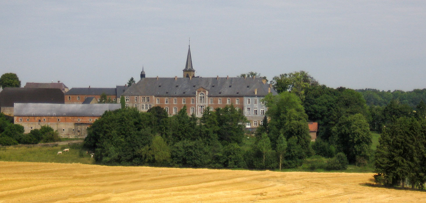 Здания бывшего аббатства св. Жерара в Валлонии, Бельгия.