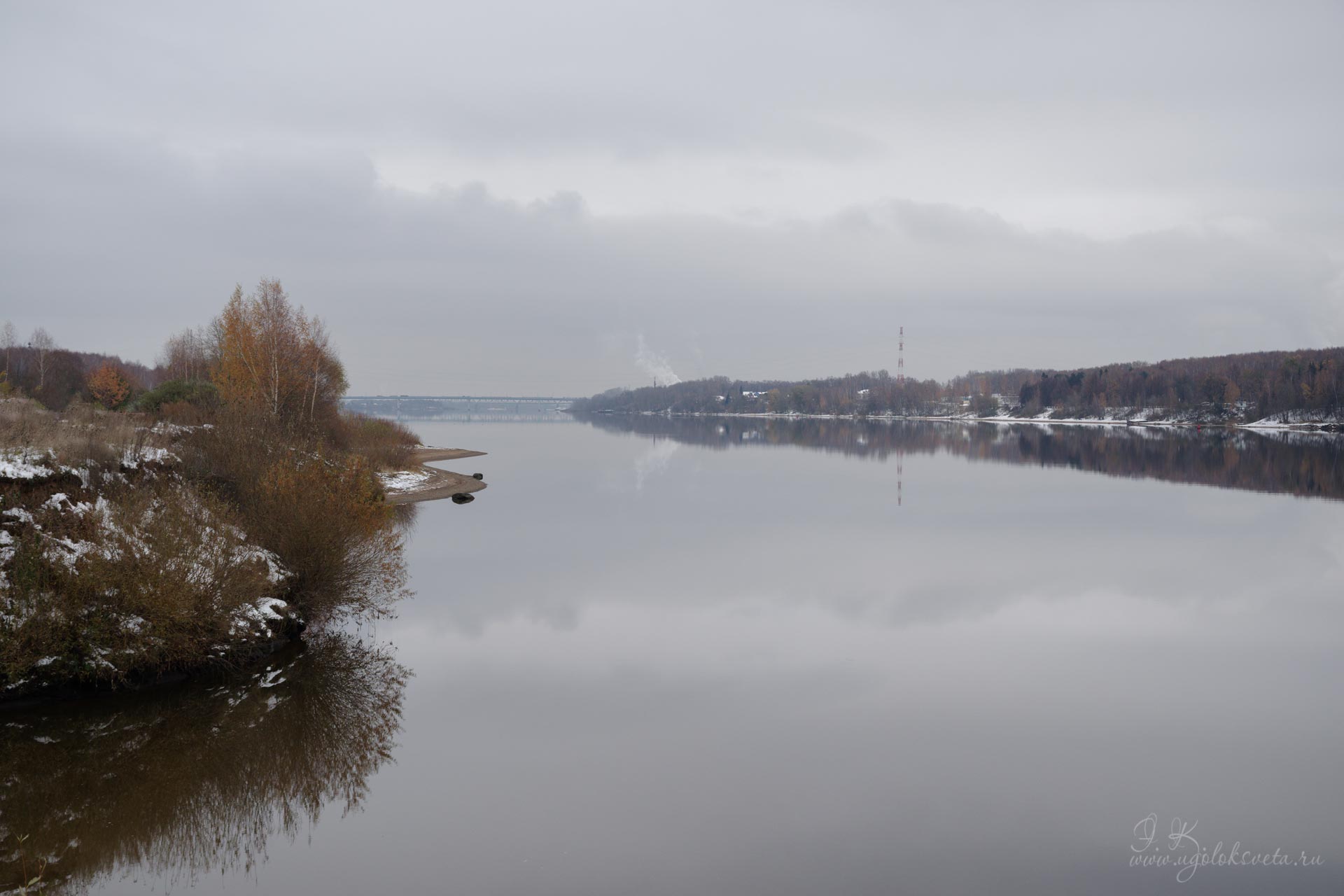 Город ниже по течению.