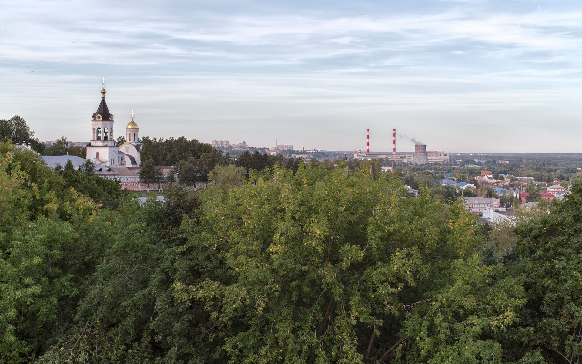 Вид на Богородице-Рождественский монастырь и завод Автоприбор