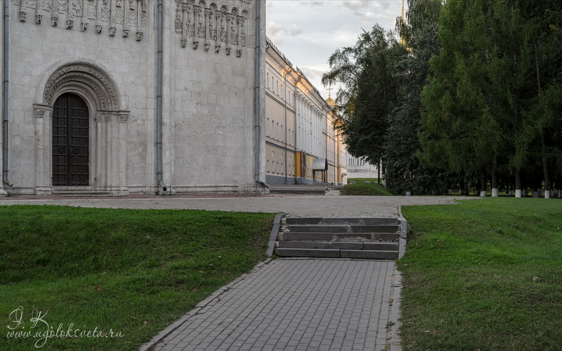 Северный вход в Дмитриевский собор