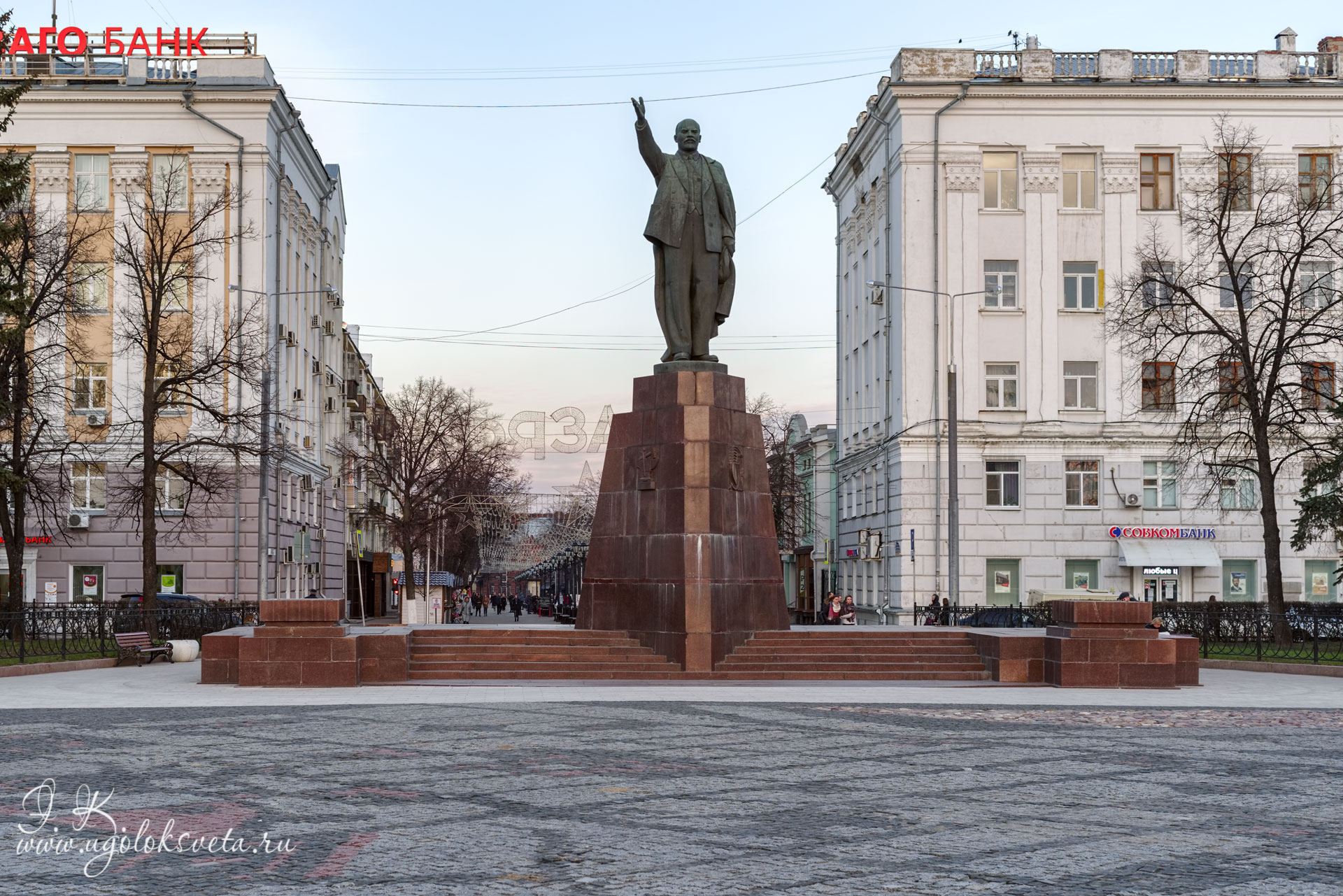 Памятник В. И. Ленину в начале Первомайского проспекта