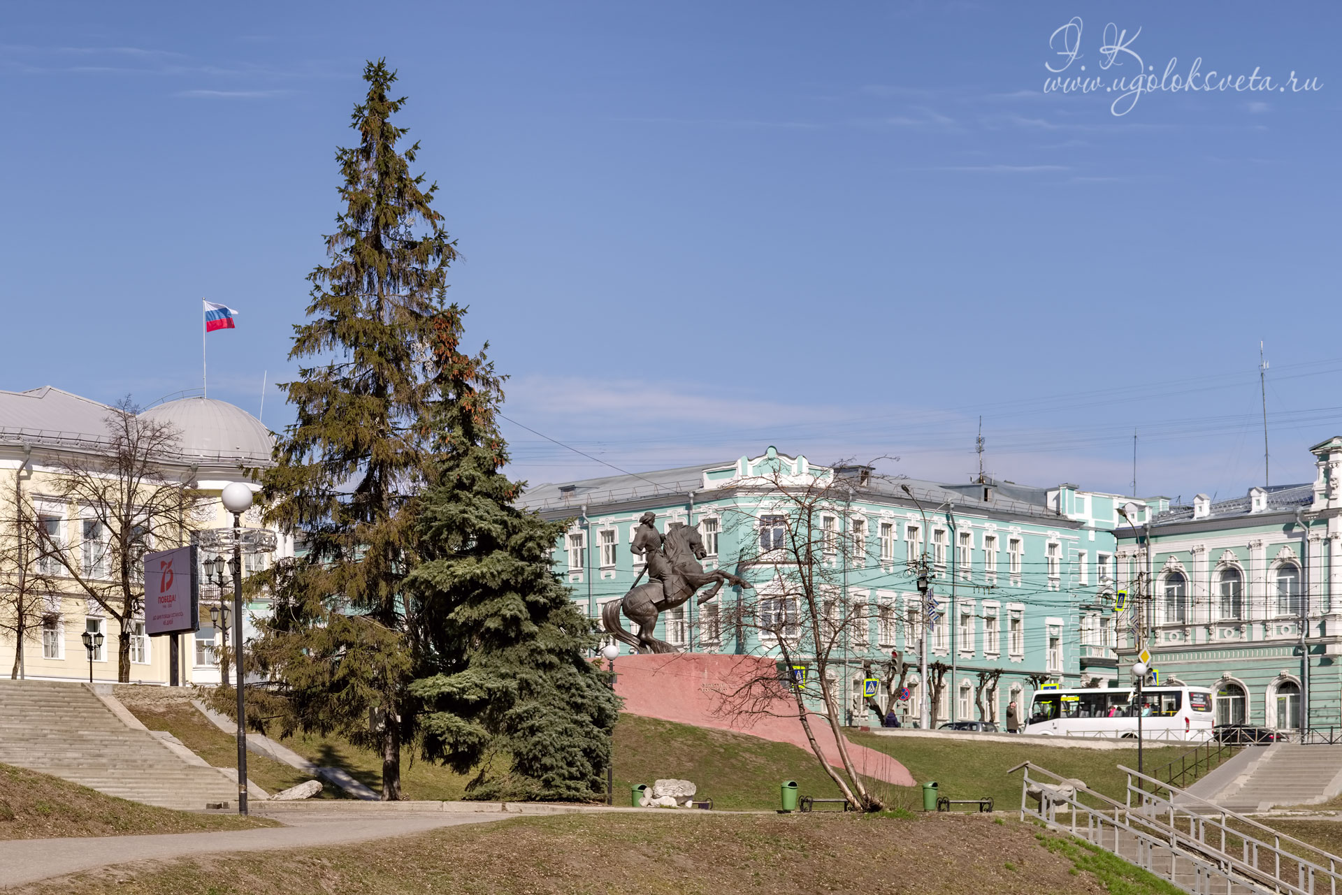 Памятник Евпатию Коловрату со стороны Аллеи Памяти