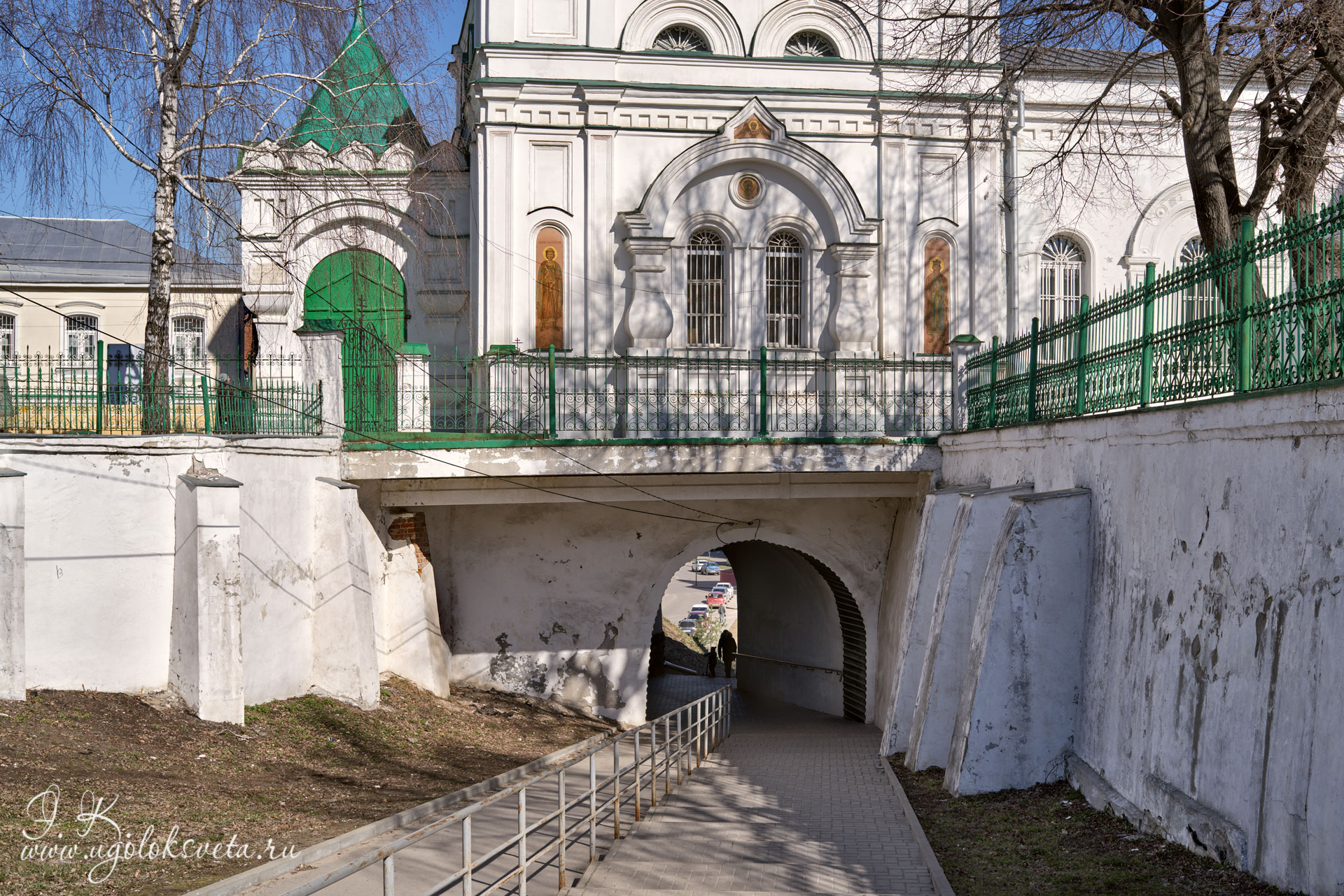 Тоннель под колокольней Борисо-Глебского собора