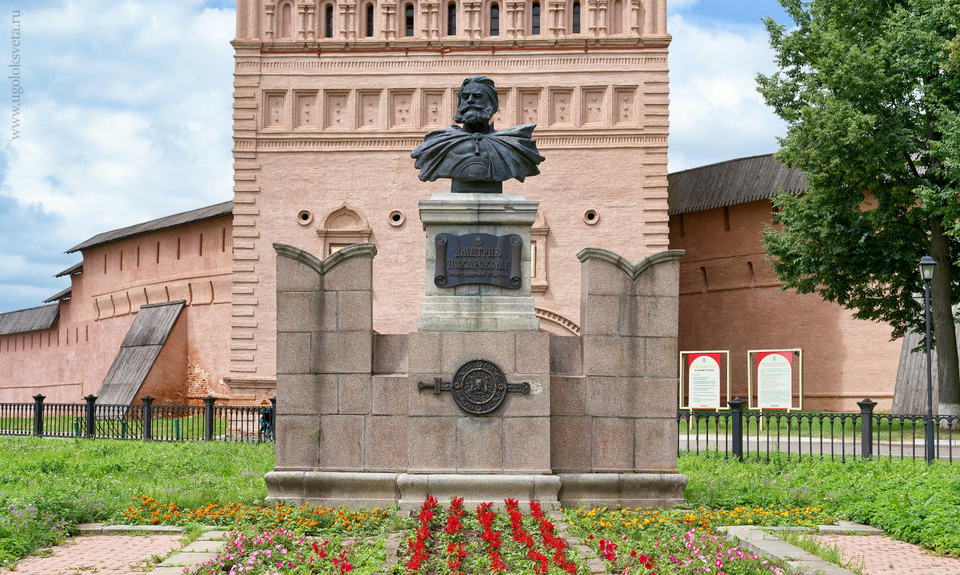 Памятник князю Дмитрию Михайловичу Пожарскому в Суздале у входа в Спасо-Евфимиев монастырь.